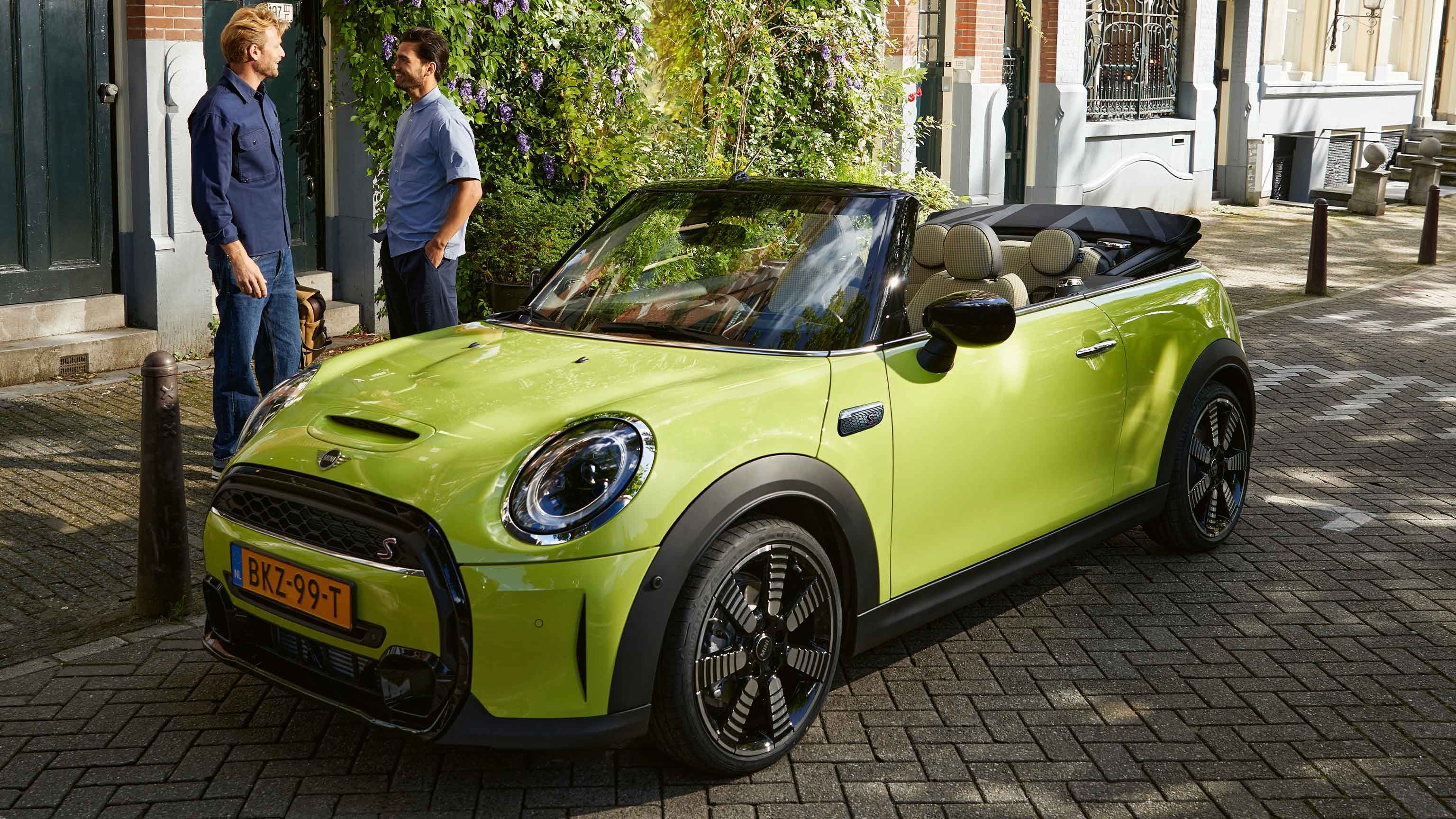 Nouvelle MINI Cabrio - vue latérale - jaune